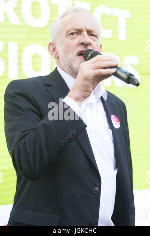 Leader laburista Jeremy Corbyn inaugura la sua vigilia del tour di polling del Regno Unito con un moncone discorso al di fuori delle Dune negozio di calzature in Glasgow con: Jeremy Corbyn dove: Glasgow, Regno Unito quando: 07 giu 2017 Credit: Euan ciliegio/WENN.com Foto Stock