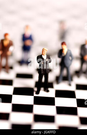 Imprenditori figurine su una scacchiera, la gestione e il processo decisionale concept Foto Stock