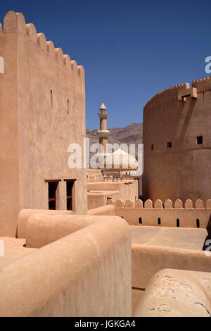 La moschea di Nizwa da Nizwa Fort, Oman Foto Stock