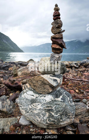 Stack equilibrata di pietre a Eidfjorden, Norvegia Foto Stock