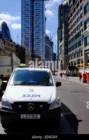 British Transport veicoli della polizia in Liverpool Street, Londra a causa della minaccia del terrorismo per la metropolitana di Londra e le reti ferroviarie Foto Stock