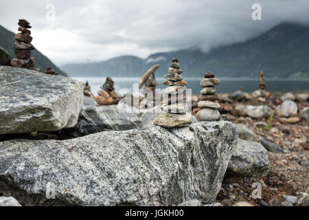 Stack equilibrata di pietre a Eidfjorden, Norvegia Foto Stock