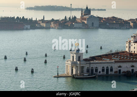 Venezia, Veneto, Italia. Vista la Dogana e la Festa del Redentore dalla Basilica de San Marco. Foto Stock