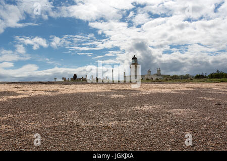 Città di Fortrose, Scozia. Vista pittoresca del Alan Stevenson progettato Chanonry faro, a Chanonry Point. Foto Stock