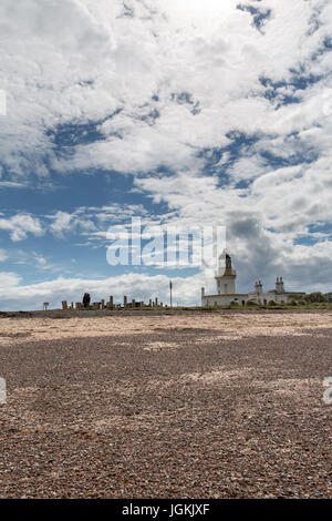 Città di Fortrose, Scozia. Vista pittoresca del Alan Stevenson progettato Chanonry faro, a Chanonry Point. Foto Stock