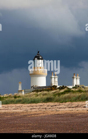 Città di Fortrose, Scozia. Vista pittoresca del Alan Stevenson progettato Chanonry faro, a Chanonry Point. Foto Stock