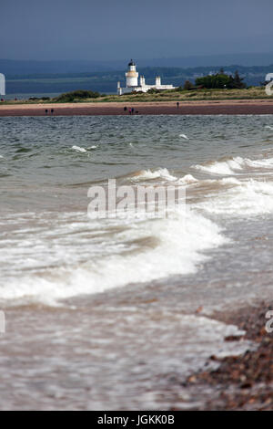 Città di Fortrose, Scozia. Vista pittoresca del Alan Stevenson progettato Chanonry faro, a Chanonry Point. Foto Stock