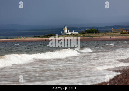 Città di Fortrose, Scozia. Vista pittoresca del Alan Stevenson progettato Chanonry faro, a Chanonry Point. Foto Stock