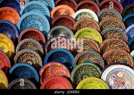 Piastre in ceramica per la vendita nel souk Tataouine, Tunisia Foto Stock