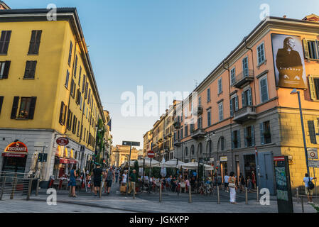 Milano, Italia - Luglio 7th, 2017: Corso Como area pedonale di Milano, in Italia, un posto ideale per gustare il famoso italiano di "aperitivo" Foto Stock