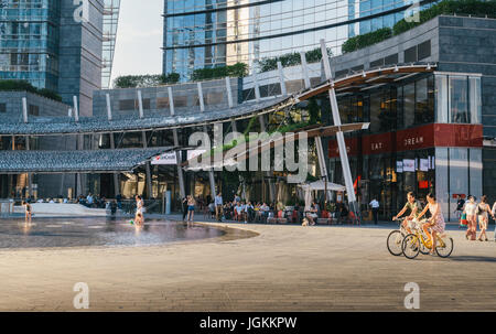 Milano, Italia - Luglio 7th, 2017: edifici per uffici in Piazza Gae Aulenti, il posto ideale per gustare un caffè e un aperitivo dopo il lavoro Foto Stock
