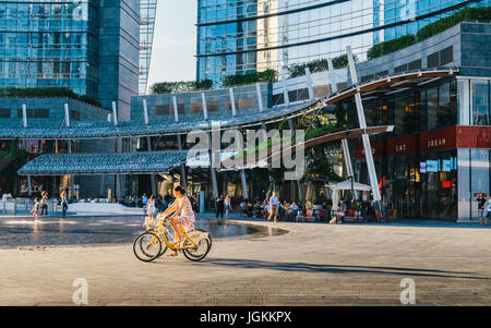 Milano, Italia - Luglio 7th, 2017: edifici per uffici in Piazza Gae Aulenti, il posto ideale per gustare un caffè e un aperitivo dopo il lavoro Foto Stock