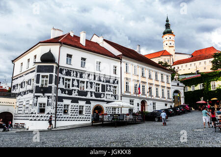 Casa rinascimentale sulla piazza, Mikulov, southern Moravia Repubblica Ceca, Europa Foto Stock