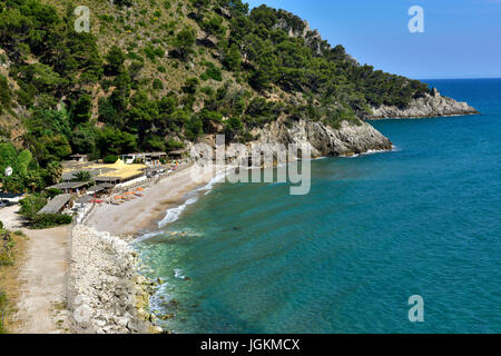 Costa Mediterranea, mare, spiaggia off SR213 autostrada vicino a Sperlonga, Provincia di Latina, Italia Foto Stock