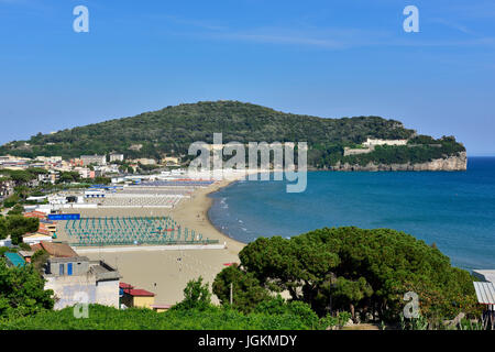 Inizio stagione al Serapo spiaggia (spiaggia di Serapo) sulla costa del mare Mediterraneo di Gaeta, Italia Foto Stock