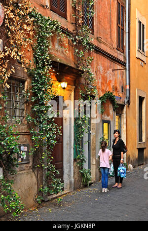 Passeggiando per i vicoli pittoreschi del centro storico (Centro Storico) o Roma, Italia. Foto Stock