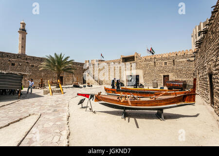 Esposizione in barca nel cortile del Museo di Dubai, Al Fahidi Fort, Bur Dubai, Emirati Arabi Uniti, Medio Oriente Foto Stock