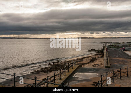 Oscuro presagio cieli di capezzagna a Hartlepool,l'Inghilterra,UK Foto Stock