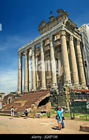 Il Tempio di Antonino e Faustina (Tempio di Antonino e Faustina), Via Sacra, Foro Romano, Roma, Italia. Foto Stock