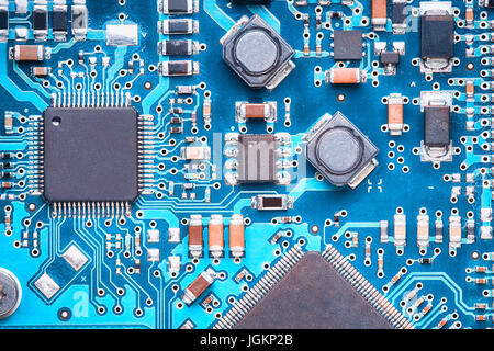 Macro vista dall'alto di un circuito stampato con i trasformatori, condensatori e transistor Foto Stock