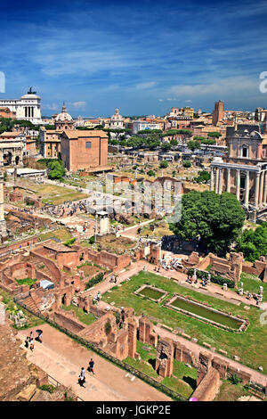 Vista panoramica del Foro Romano, il "cuore" dell'Impero Romano, dall'Orti Farnesiani (Giardini Farnesiani), sul colle Palatino, Roma, Italia. Foto Stock