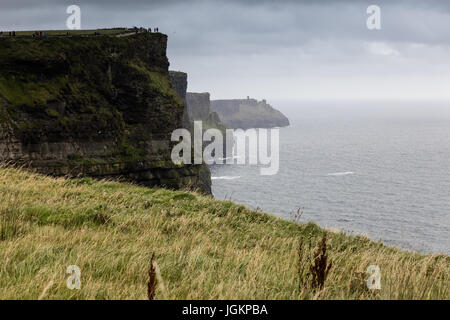 Scogliere di Moher in Irlanda in un giorno nuvoloso Foto Stock