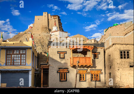 Vista di Leh Palace o Namgyal Tsemo Monastero a Leh, Ladakh, India Foto Stock