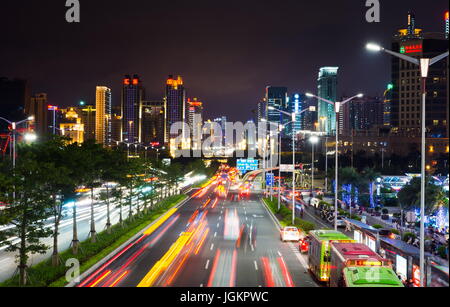 NANNING, Cina - 9 giugno 2017: Qingxiu Distretto del traffico con percorsi di luce e di alta edifici illuminati. Nanning è la capitale del Guangxi Foto Stock