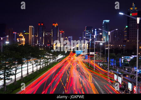 NANNING, Cina - 9 giugno 2017: Qingxiu Distretto del traffico con percorsi di luce e di alta edifici illuminati. Nanning è la capitale del Guangxi Foto Stock