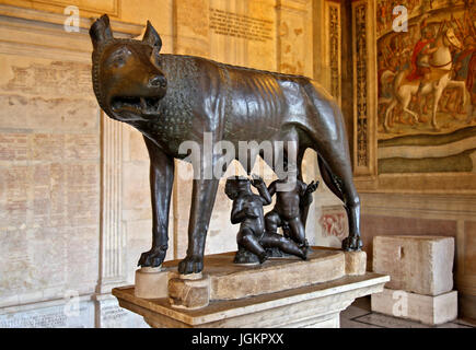 Il Campidoglio Wolf (Italiano: la Lupa Capitolina), nella Sala della Lupa, Palazzo dei Conservatori, musei Capitolini di Roma, Italia. Foto Stock