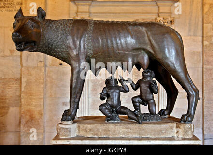 Il Campidoglio Wolf (Italiano: la Lupa Capitolina), nella Sala della Lupa, Palazzo dei Conservatori, musei Capitolini di Roma, Italia. Foto Stock