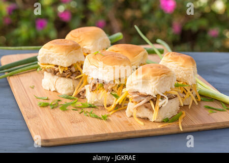 Carne di maiale Kalua cursori sul dolce pane hawaiano verde con le cipolle e le carote Foto Stock