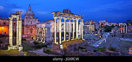 Il calare della notte sul Foro Romano ('Mercato') di Roma, Italia. Vista dal Campidoglio (Campidoglio) hill. Foto Stock