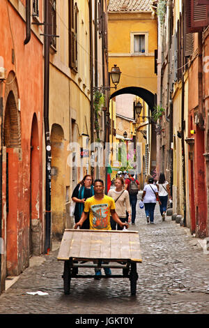 Via dei Cappellari (noto anche come "Via della Poesia' - 'poesia street'), un luogo veramente pittoresca strada vicino a Campo de' Fiori, Roma, Italia. Foto Stock