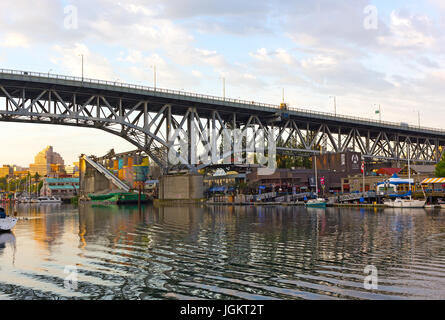 VANCOUVER, Canada - 26 giugno: Granville Island con un famoso mercato pubblico e la vecchia parte industriale lungo Falls Creek il 26 giugno 2017 a Vancouver. Foto Stock