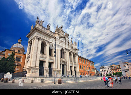La facciata imponente dell'Arcibasilica di San Giovanni in Laterano (Arcibasilica di San Giovanni in Laterano), Roma, Italia. Foto Stock