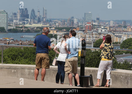 Come le temperature in aumento di Londra a 27 gradi e il blu del cielo di Greenwich Park nel Sud Est di Londra è stata Foto Stock