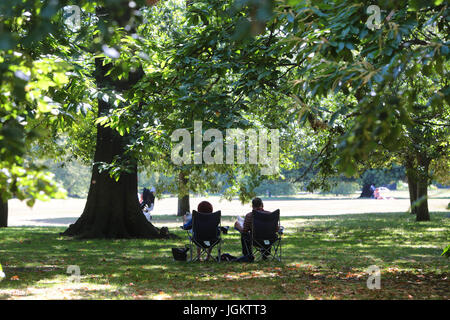 Come le temperature in aumento di Londra a 27 gradi e il blu del cielo di Greenwich Park nel Sud Est di Londra è stata Foto Stock