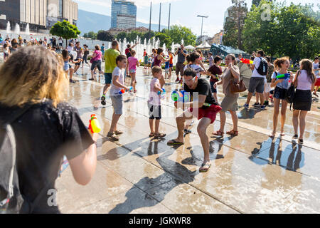 Sofia, Bulgaria - 8 Luglio 2017: i bambini e gli adulti di partecipare in una lotta con le pistole di acqua e di acqua di altre apparecchiature di spruzzatura nel centro di Sofia. Foto Stock