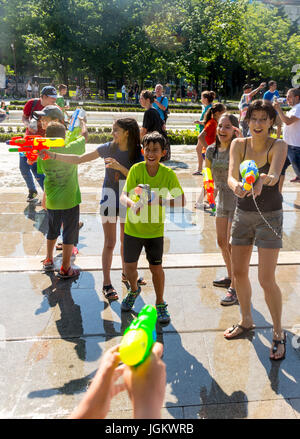 Sofia, Bulgaria - 8 Luglio 2017: i bambini e gli adulti di partecipare in una lotta con le pistole di acqua e di acqua di altre apparecchiature di spruzzatura nel centro di Sofia. Foto Stock