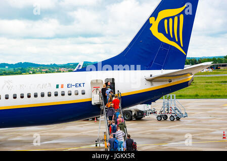 Monaco di Baviera, Germania - 8 giugno. 2016: Imbarco passeggeri volo Ryanair in aeroporto di Monaco di Baviera Foto Stock