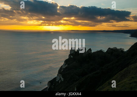 Tramonto sulla scogliera tra birra e Branscombe guardando giù al undercliff ad un'area nota come Castello di roccia. Foto Stock