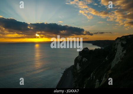 Tramonto sulla scogliera tra birra e Branscombe guardando giù al undercliff ad un'area nota come Castello di roccia. Foto Stock