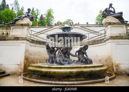 La Baviera, Germania - 5 Giugno 2016: vista sulla fontana di Linderhof giardino del palazzo, a sud-ovest della Baviera, Germania Foto Stock