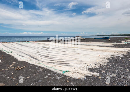 Le reti da pesca essiccamento sulla spiaggia nera su La Reunion isola nell'Oceano Indiano - Francia Foto Stock