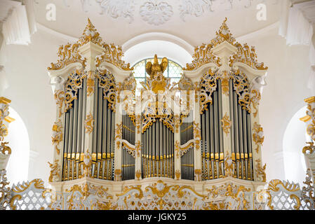 Steingaden, Germania - 5 giugno 2016: l'organo a canne nella chiesa del pellegrinaggio di Wies. è un ovale chiesa rococò, progettato nel tardo 1740s da dominikus Foto Stock