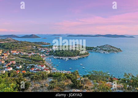 Vista aerea della costa adriatica. Drage Pakostanske, Northen Dalmazia, Croazia Foto Stock
