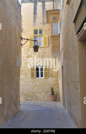 Vicolo nel centro storico della città di Mdina Malta Foto Stock