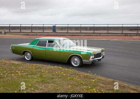 1969, 60s Sessanta le supercar americane a due toni Green Lincoln lowrider USA sono supercar suped-up dall'altra parte del nord-ovest. Scendi ancora una volta a Southport per un incontro ad alto numero di ottani. Foto Stock