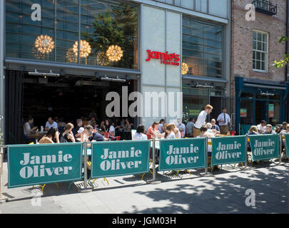 Diners gustando un pasto al fresco a Jamie è il ristorante italiano, Paradise Street, Liverpool One. Foto Stock